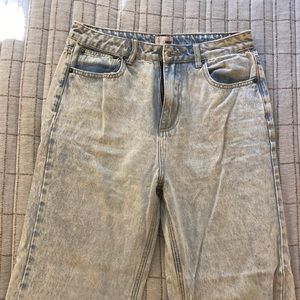 Amuse Society Light wash jeans. Size 28. Never been worn.